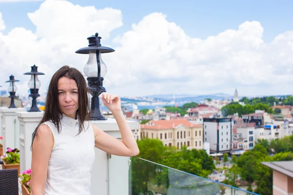 Joven hermosa mujer en la terraza del restaurante con impresionantes vistas de la ciudad —  Fotos de Stock