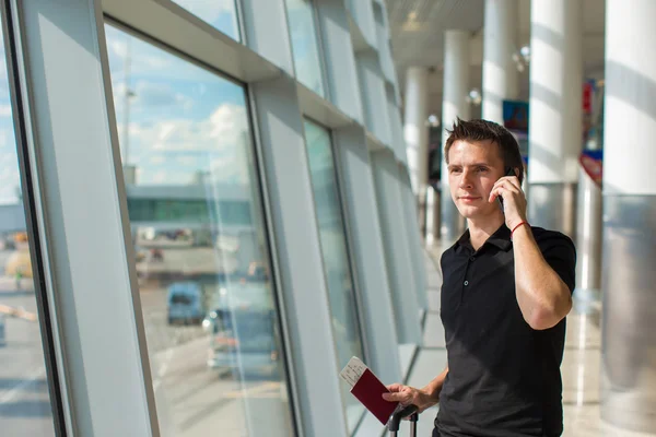 Zakenman hebben op smartphone lopen binnen in luchthaven — Stockfoto