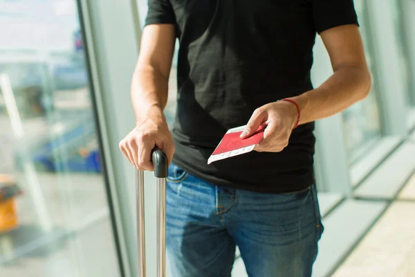 Overhandigen boarding pass en paspoort te gaan op de vlucht in een luchthaven — Stockfoto