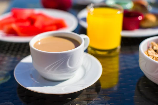 Какао, сок и фрукты на завтрак в кафе на курорте — стоковое фото