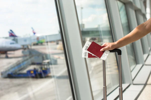 Erkek el geçmek havaalanında pasaport holding ve yatılı yakın çekim