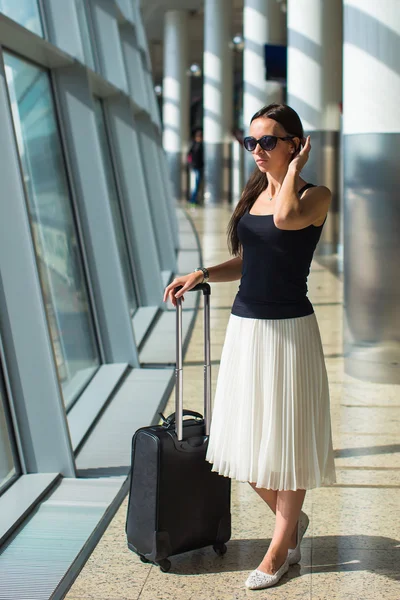 Giovane bella donna in aeroporto in attesa di volo — Foto Stock