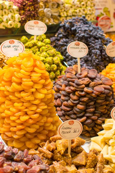 Gedroogde vijgen en gedroogde abrikozen op Egyptische bazaar van Istanboel — Stockfoto