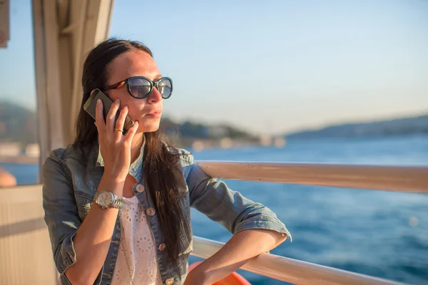 Young beautiful woman talking on her phone — Stock Photo, Image