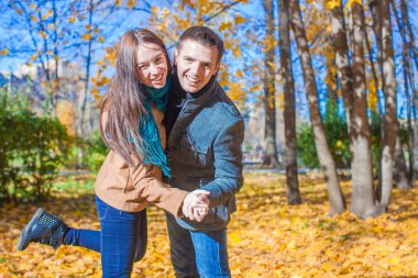 genç bir çift sonbahar park güneşli bir sonbahar gününde eğleniyor
