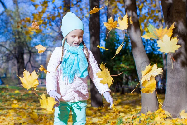 Carino bambina in autunno giornata di sole all'aperto — Foto Stock