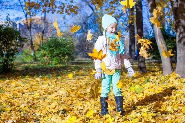 Söt liten flicka på varma soliga höstdag utomhus — Stockfoto