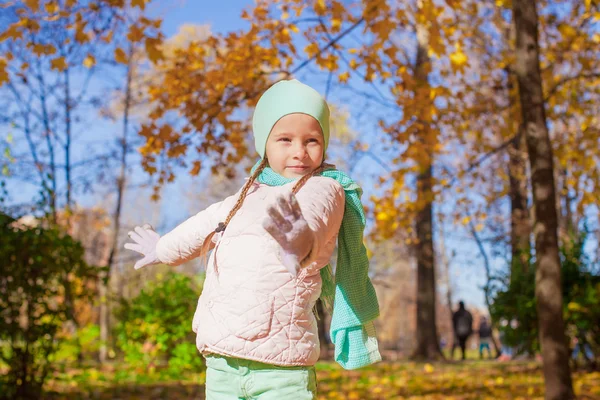 Adorable little girl outdoor at beautiful autumn day — Stock Photo, Image