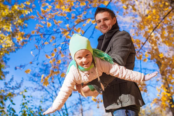 Little cute girl with happy father having fun on sunny day — Stock Photo, Image
