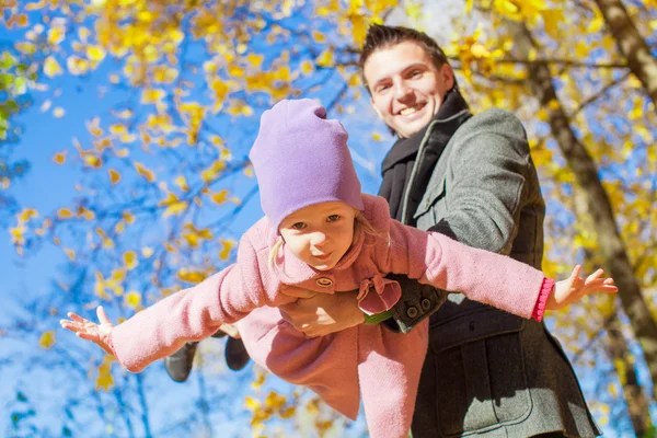 Adorable niña con padre feliz al aire libre — Foto de Stock