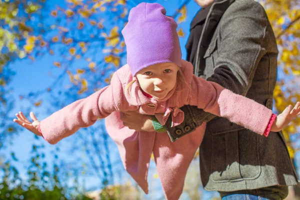 Adorable petite fille avec père heureux en plein air en automne — Photo