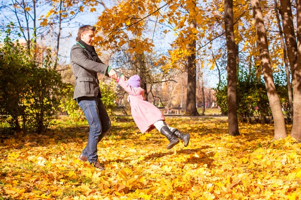 Unga far och lilla flickan njuta av semester i höst park — Stockfoto