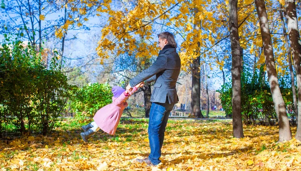 Young father and little girl enjoy vacation in autumn park — Stock Photo, Image