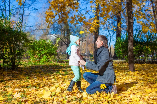 Sonbahar Park sevimli kızıyla mutlu baba — Stok fotoğraf