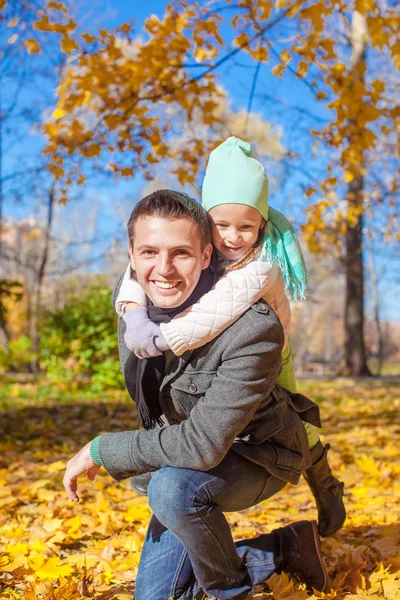 Father and his adorable little daughter outdoors on sunny autumn day — Stock Photo, Image