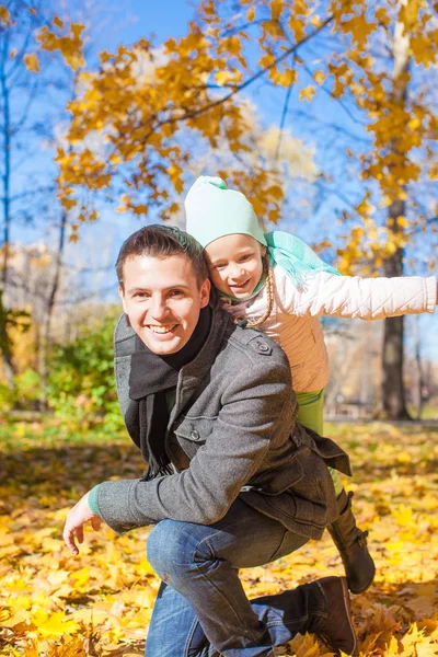 Портрет счастливого отца со своей милой дочерью в осеннем парке — стоковое фото