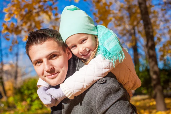 Retrato de pai feliz com sua filha bonita no parque de outono — Fotografia de Stock