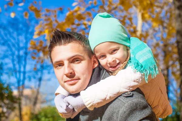 Familia de dos personas divirtiéndose en el parque de otoño en un día soleado —  Fotos de Stock