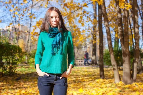 Felice giovane donna nel parco autunnale — Foto Stock