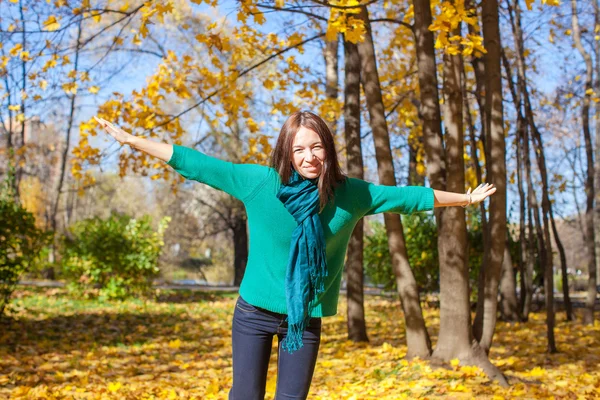 Happy young woman enjoy her autumn vacation in park — Stock Photo, Image