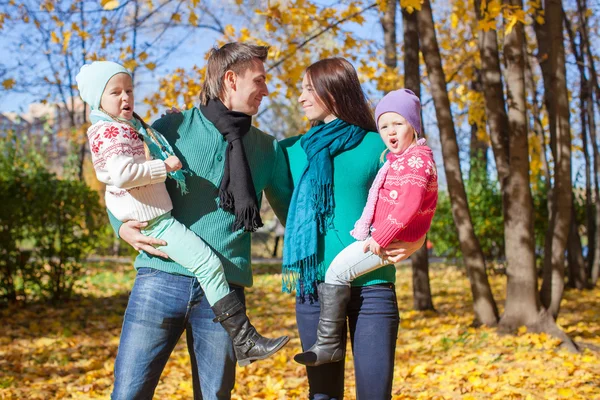 Bonne famille de quatre personnes le jour de l'automne — Photo