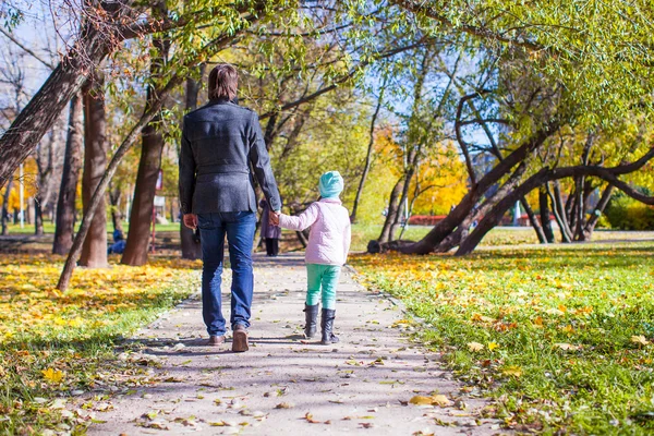 秋の公園を歩く若い父親と少女 — ストック写真