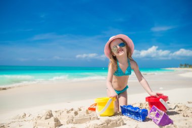 küçük bir çocuk sırasında tatil tropikal plaj oyuncakları ile oynarken