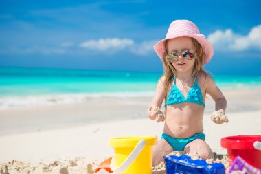 Karayipler tatil sırasında plaj oyuncakları ile oynarken sevimli küçük kız