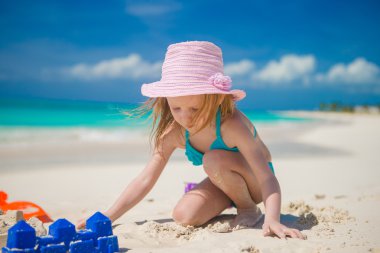 küçük kız sırasında tatil tropikal plaj oyuncakları ile oynarken