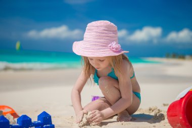 küçük kız sırasında tatil tropikal plaj oyuncakları ile oynarken