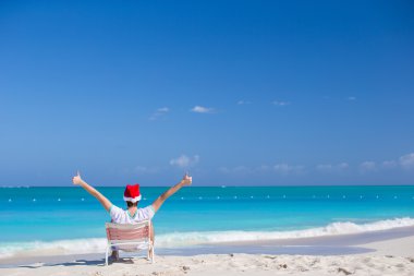 Noel Baba şapkası beach tatil sırasında genç adam