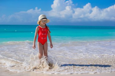Karayipler tatil sırasında plajda şapkalı küçük kız