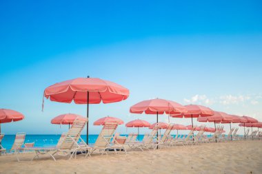 şemsiye ve plaj sandalyesi ile tropikal boş Plage cennet görünümü