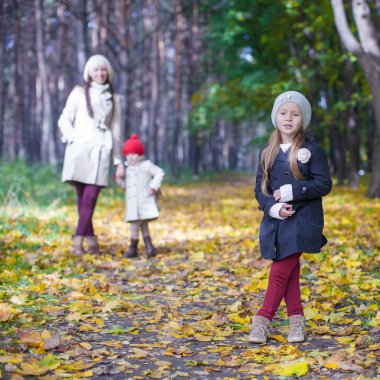 küçük şirin kız ve genç anne sonbahar Park eğlenmek