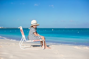 Karayipler tatil sırasında plajda şapkalı küçük şirin kız