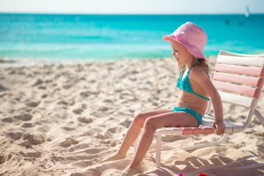 sevimli küçük kız plajda Karayipler tatil sırasında şapkalı