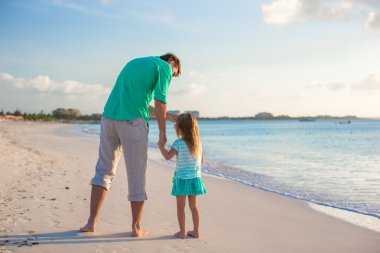 mutlu baba ve sevimli küçük kızı plajda