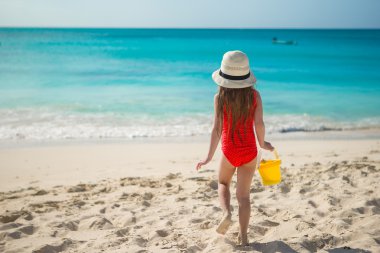 Karayipler tatil sırasında kumsalda oynarken mutlu küçük kız