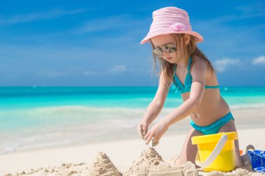 küçük bir çocuk sırasında tatil tropikal plaj oyuncakları ile oynarken