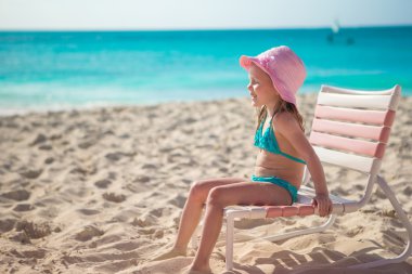 sevimli küçük kız plajda Karayipler tatil sırasında şapkalı