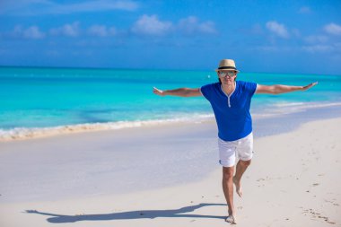 mutlu delikanlı tropik sahilde tatil yaz keyfi