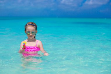 Karayipler tatil sırasında oyuncakları ile oynarken mutlu küçük kız
