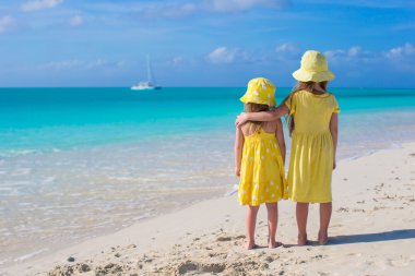 iki sevimli küçük kız görünümünü geri Karayipler tatil