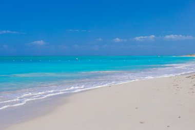 Mükemmel beyaz plaj. İdeal adada turkuaz su var.