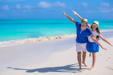 mutlu bir aile var eğlenceli caribbean beach tatil