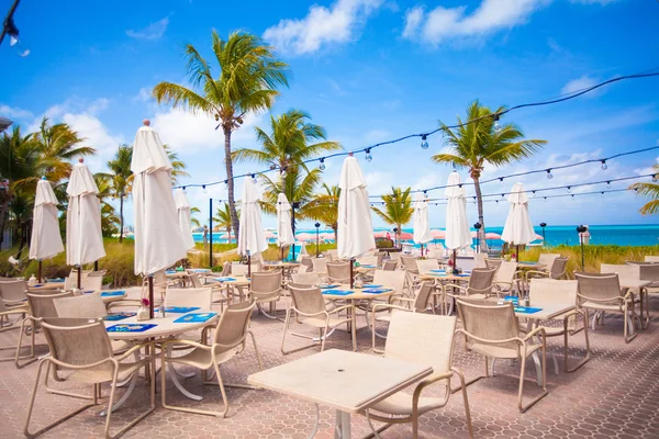 Caffè all'aperto sulla spiaggia tropicale — Foto Stock