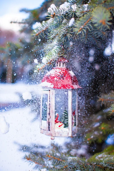 Lanterne de Noël avec chute de neige suspendue à une branche de sapin — Photo