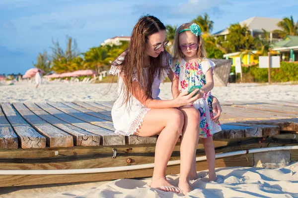 Happy mother and little daughter at caribbean beach — Stock Photo, Image