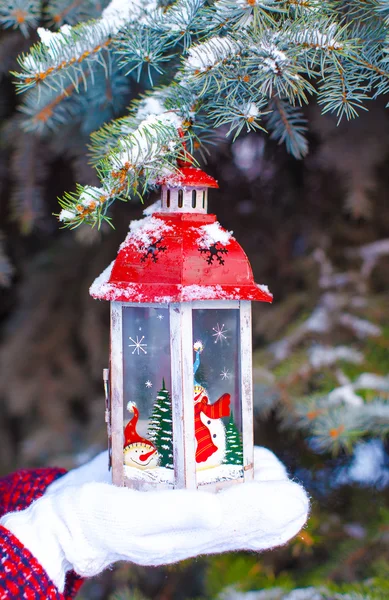 Hermosa linterna de Navidad decorativa roja en manoplas calientes — Foto de Stock