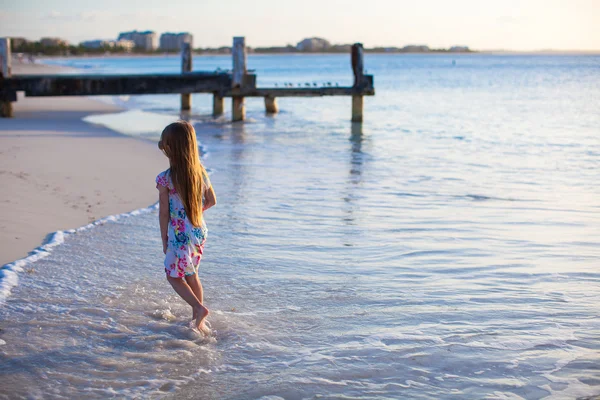 Entzückendes kleines Mädchen am weißen tropischen Strand bei Sonnenuntergang — Stockfoto
